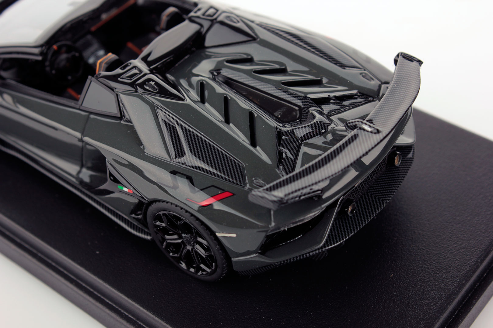 Lamborghini Aventador Svj Roadster 1 43 Looksmart Models